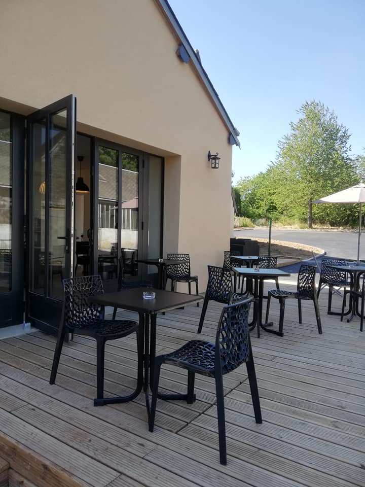 Coin Terrasse du Restaurant La table d'Yerre qui propose de la cuisine artisanale à Chapelle Royale en Eure et Loir dans le Perche (28)...