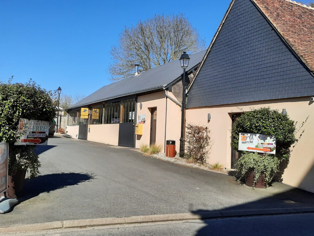 Le p’tit marché couvert et agence postale à Chapelle-Royalle