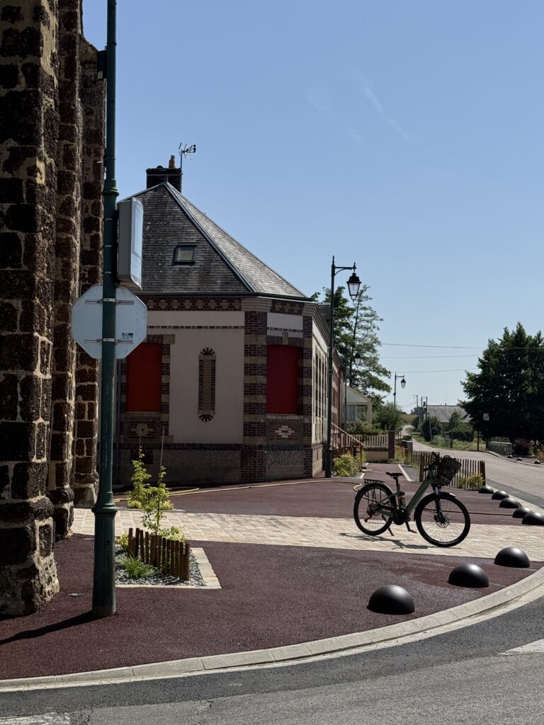 Place de L'Église à Chapelle-Royale en Eure et Loir
