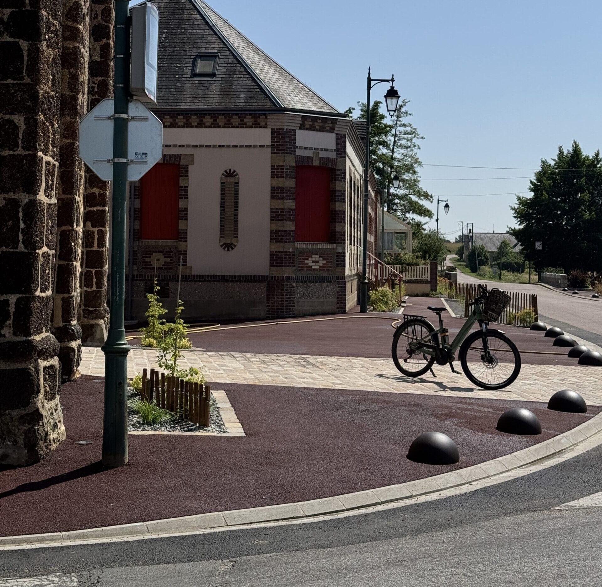 Place de L'Église à Chapelle-Royale en Eure et Loir